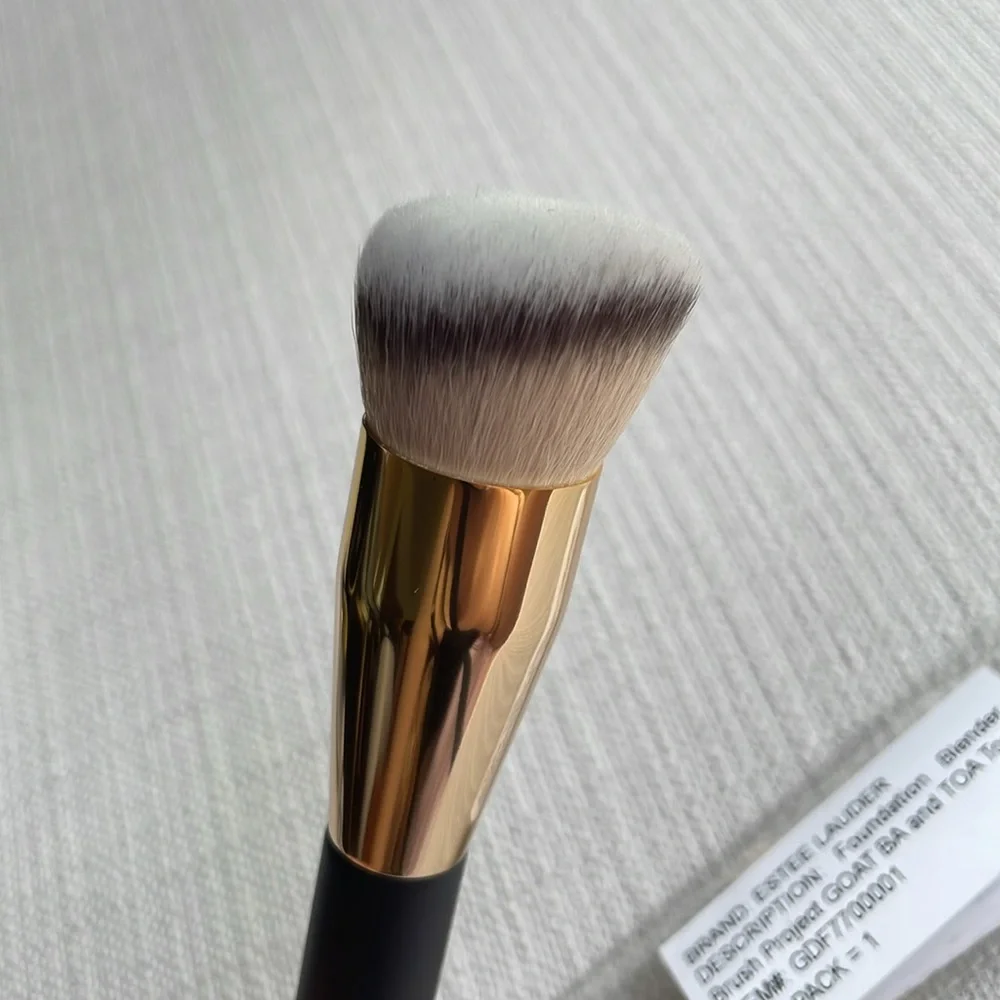 Estee Lauder Foundation Blender Brush - new!